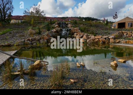 Luhacovice, Repubblica Ceca - 28 ottobre 2023 - il giardino della casa agostiniana in un soleggiato pomeriggio d'autunno Foto Stock