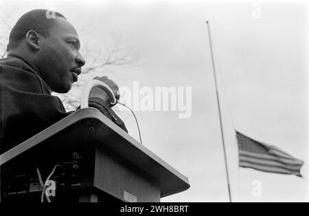 Il dottor King ha parlato durante una pacifica protesta per i diritti civili negli anni '1960 a Chicago Foto Stock