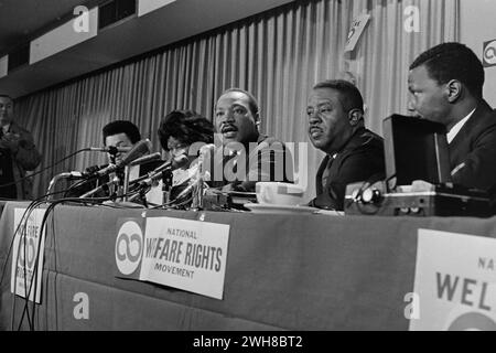 Il dottor Martin Luthur King Jr, con influente leader per i diritti civili, ha tenuto un discorso potente ad un evento della National Welfare Rights Organization Foto Stock
