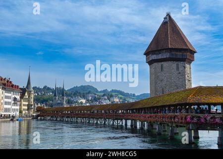 Le lontane montagne di Lucerna sorgono sopra il fiume Reuss e il Ponte della Cappella Foto Stock