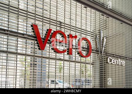 Auckland, HI, USA - 30 gennaio 2024: Logo vero Centre sull'edificio di Auckland, HI, USA. Foto Stock
