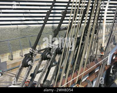 Le linee orizzontali e verticali creano una geometria astratta dalle corde e dagli alberi di RSS Discovery di fronte al V&A Museum sul lungomare di Dundee. Foto Stock