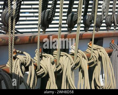 Primo piano delle corde e delle pulegge sulla nave Royal Research Discovery del capitano Scott sul lungomare di Dundee. Foto Stock