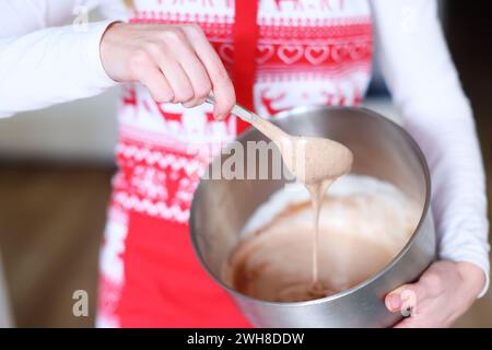 donna che impastava l'impasto in cucina Foto Stock