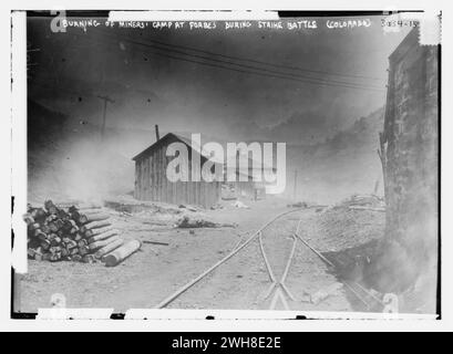 1914 May 3] rovine Ludlow Colony -- Trinidad, Colorado. - Minatore ucciso e uno dei suoi compagni di combattimento (LOC). Le foto mostrano eventi relativi al massacro di Ludlow, durante il quale un campo di tenda di minatori in attacco a Ludlow Colorado è stato attaccato dalla Guardia Nazionale del Colorado il 20 aprile 1914 Foto Stock