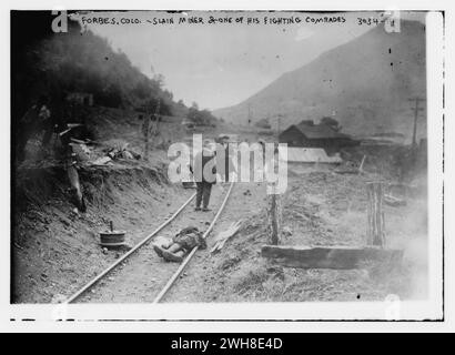 1914 May 3] rovine Ludlow Colony -- Trinidad, Colorado. - Minatore ucciso e uno dei suoi compagni di combattimento (LOC). Le foto mostrano eventi relativi al massacro di Ludlow, durante il quale un campo di tenda di minatori in attacco a Ludlow Colorado è stato attaccato dalla Guardia Nazionale del Colorado il 20 aprile 1914. Foto Stock