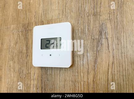 Toccare il pannello di controllo per l'aria condizionata su una parete di legno. Foto Stock