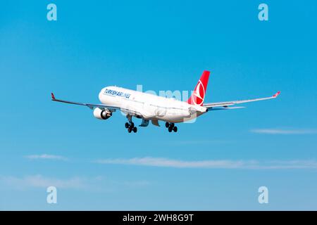 Boryspil, Ucraina - 20 agosto 2020: L'aereo Airbus A330-300 (TC-LND) di Turkish Airlines decolla dall'aeroporto internazionale di Boryspil Foto Stock