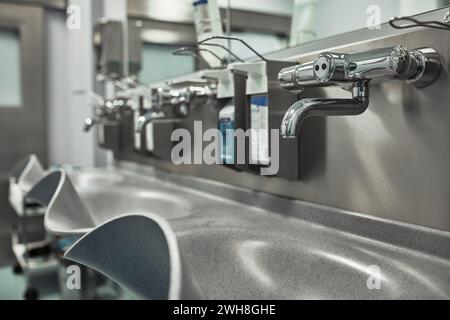 Lavare a mano in ospedale. Moderna sala preoperatoria per la disinfezione dei medici prima dell'intervento chirurgico. Salvando vite, la pulizia è Foto Stock