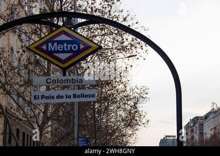 Cartello della stazione della metropolitana a Madrid, una stazione chiamata "Colombia" che è stata dipinta con la sua bandiera Foto Stock