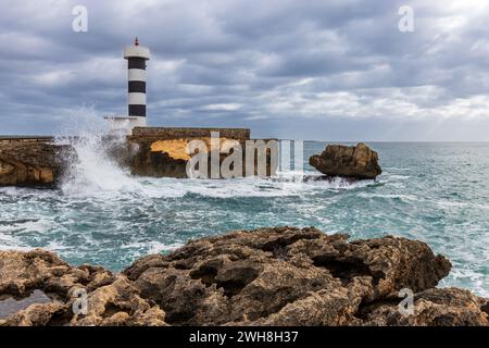 Attico a strisce bianche e nere di Colònia de Sant Jordi, Maiorca, Maiorca, Isole Baleari, Spagna, Europa Foto Stock
