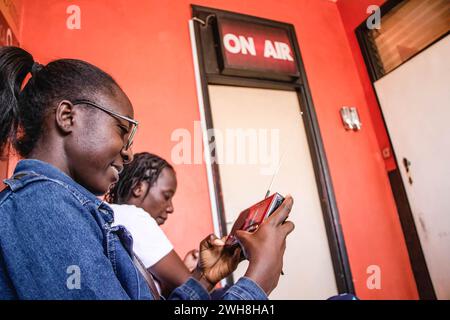 Nakuru, Kenya. 6 febbraio 2024. Giornalisti tirocinanti siedono nell'area di attesa della stazione radio Yetu con sede a Nakuru. Con l'avvicinarsi della giornata mondiale della radio, radio Yetu festeggerà oltre 100 anni dalla sua invenzione. (Foto di James Wakibia/SOPA Images/Sipa USA) credito: SIPA USA/Alamy Live News Foto Stock