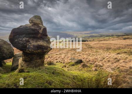 Presso i Bridestones sopra Todmorden, con l'escursione Calderdale Way Foto Stock