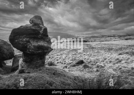 Presso i Bridestones sopra Todmorden, con l'escursione Calderdale Way Foto Stock