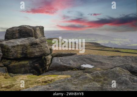 Presso i Bridestones sopra Todmorden, con l'escursione Calderdale Way Foto Stock