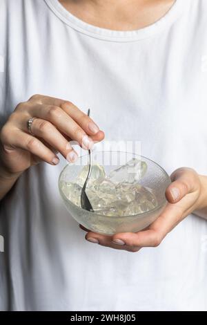 Collagene in forma di gelatina, collagene reale vivo, concetto integratore naturale per la bellezza e la salute. Stile di vita sano. Foto Stock