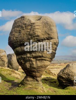 Presso i Bridestones sopra Todmorden, con l'escursione Calderdale Way Foto Stock