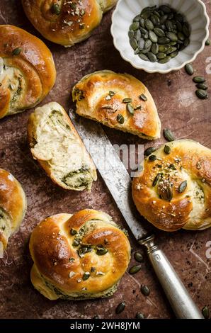 Panini con crema di semi di zucca cosparsi di semi di zucca su teglia da forno stressata Foto Stock