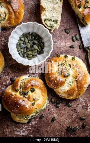 Panini con crema di semi di zucca cosparsi di semi di zucca su teglia da forno stressata Foto Stock