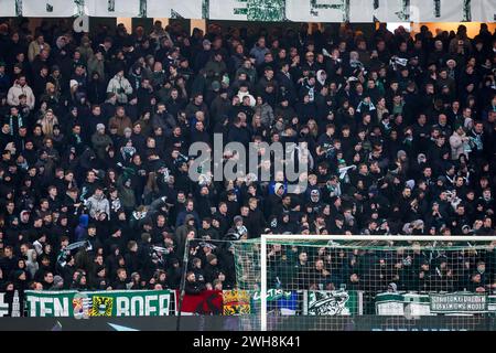 Groninga, Paesi Bassi. 8 febbraio 2024. GRONINGEN, PAESI BASSI - 8 FEBBRAIO: I tifosi del Groningen attendono i tempi supplementari durante i quarti di finale di TOTO KNVB Cup tra FC Groningen e fortuna Sittard all'Euroborg l'8 febbraio 2024 a Groningen, Paesi Bassi. (Foto di Pieter van der Woude/Orange Pictures) credito: Orange Pics BV/Alamy Live News Foto Stock