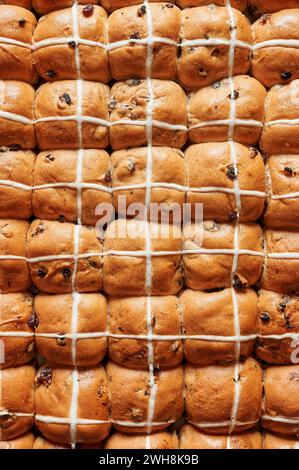 Frutti tradizionali di Pasqua appena sfornati, focaccine calde dall'alto Foto Stock