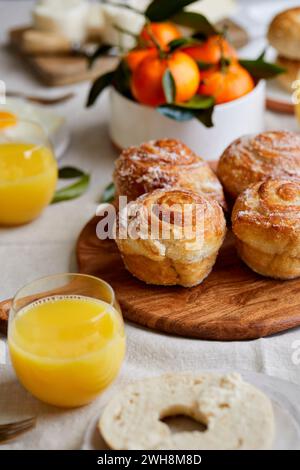 Colazione Tablescape con pasticcini, succo d'arancia e frutta Foto Stock