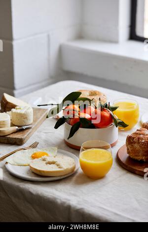 Colazione Tablescape con pasticcini, succo d'arancia e frutta Foto Stock