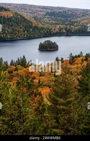 Pine Island nel mezzo del lago Wapizagonke, circondato da colline boscose colorate in autunno, il Parco Nazionale la Mauricie, Quebec, Canada Foto Stock