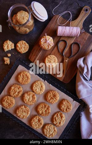 Biscotti australiani tradizionali anzac Flatlay. Foto Stock