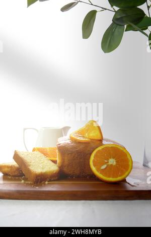 Torta madeira all'arancia servita con sciroppo e fette d'arancia fresche e sciroppo, primo piano. Foto Stock