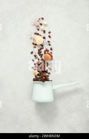 Coffee turk e fagioli e macaron volanti su fondo in cemento Foto Stock