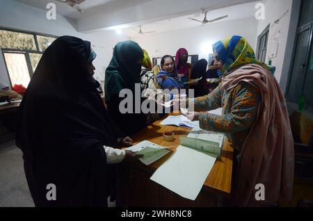 Peshawar, Peshawar, Pakistan. 8 febbraio 2024. PESHAWAR, PAKISTAN, FBR, 08: A People's Waits to receive a ballottaggio per esprimere il suo voto in un seggio elettorale durante le elezioni parlamentari del paese, a Islamabad, Pakistan, giovedì 8 febbraio, 2024. i pakistani hanno affrontato il freddo inverno e la minaccia di violenza per iniziare a votare per un nuovo parlamento giovedì, anche se il bilancio delle vittime dei due bombardamenti il giorno prima ha causato almeno 30 vittime, nella peggiore violenza elettorale in vista delle elezioni contestate. (Immagine di credito: © Hussain Ali/ZUMA Press Wire) SOLO PER USO EDITORIALE! Non per Commer Foto Stock