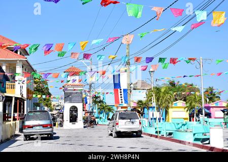 Central Park e la torre dell'orologio sulla Barrier Reef Drive nella città di San Pedro, Ambergris Caye, Belize. Foto Stock