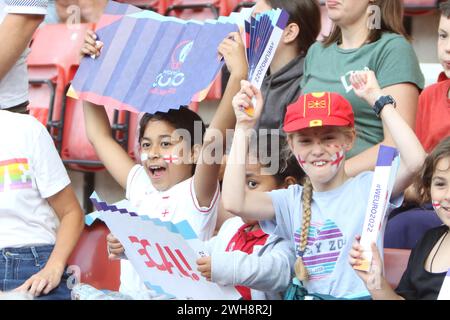 Giovane England Lionesses tifosi ragazza con pugni stretti Inghilterra contro Irlanda del Nord UEFA donne Euro 15 luglio 2022 St Marys Stadium Southampton Foto Stock