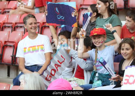 Giovane England Lionesses tifosi ragazza con pugni stretti Inghilterra contro Irlanda del Nord UEFA donne Euro 15 luglio 2022 St Marys Stadium Southampton Foto Stock