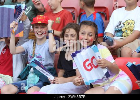 Giovane England Lionesses tifosi ragazza con pugni stretti Inghilterra contro Irlanda del Nord UEFA donne Euro 15 luglio 2022 St Marys Stadium Southampton Foto Stock