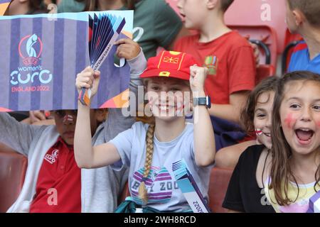 Giovane England Lionesses tifosi ragazza con pugni stretti Inghilterra contro Irlanda del Nord UEFA donne Euro 15 luglio 2022 St Marys Stadium Southampton Foto Stock