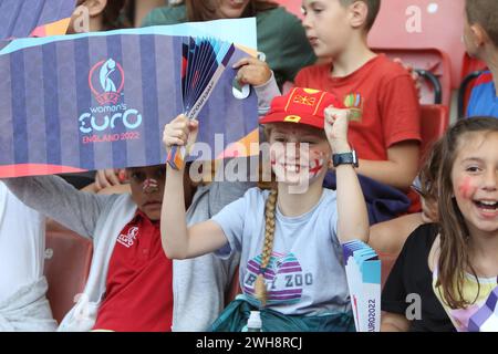 Giovane England Lionesses tifosi ragazza con pugni stretti Inghilterra contro Irlanda del Nord UEFA donne Euro 15 luglio 2022 St Marys Stadium Southampton Foto Stock