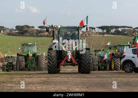 Roma, Italia. 8 febbraio 2024. Tractor arriva alla guarnigione vicino via Nomentana a Roma, 8 febbraio 2024 (Credit Image: © Matteo Nardone/Pacific Press via ZUMA Press Wire) SOLO USO EDITORIALE! Non per USO commerciale! Foto Stock