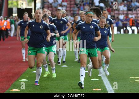 I giocatori dell'Irlanda del Nord si riscaldano prima dell'Inghilterra contro l'Irlanda del Nord UEFA Women Euro 15 luglio 2022 St Marys Stadium Southampton Foto Stock