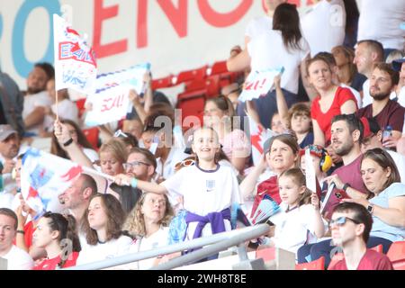 Young England Lionesses tifosi ondeggiano le bandiere Inghilterra contro Irlanda del Nord UEFA donne Euro 15 luglio 2022 St Marys Stadium Southampton Foto Stock