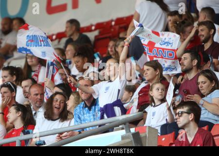 Young England Lionesses tifosi ondeggiano le bandiere Inghilterra contro Irlanda del Nord UEFA donne Euro 15 luglio 2022 St Marys Stadium Southampton Foto Stock