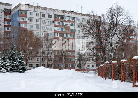 Novokuibyshevsk pannello edifici residenziali a nove piani nella città di Novokuibyshevsk regione di Samara Russia Copyright: XSvetlanaxVozmilovax Voz Foto Stock