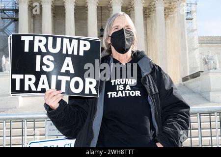 Washington, Stati Uniti. 8 febbraio 2024. Donna con un cartello che dice "Trump è un traditore" davanti alla Corte Suprema. (Foto di Michael Brochstein/Sipa USA) credito: SIPA USA/Alamy Live News Foto Stock