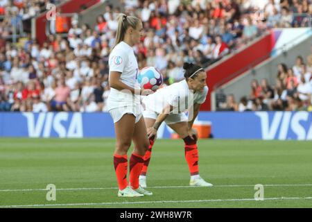 Georgia Stanway Lucy Bronze aspetta il controllo di rigore VAR Inghilterra contro Irlanda del Nord UEFA donne Euro 15 luglio 2022 St Marys Stadium Southampton Foto Stock