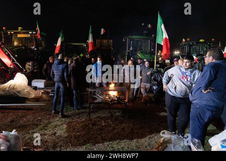 Roma, Italia. 8 febbraio 2024. Gli agricoltori accendono un fuoco per il barbecue al presidio vicino a via Nomentana a Roma (Credit Image: © Matteo Nardone/Pacific Press via ZUMA Press Wire) SOLO PER USO EDITORIALE! Non per USO commerciale! Foto Stock