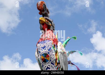 PE - RECIFE - 02/08/2024 - RECIFE, GALO da MADRUGADA - Vista della scultura di Galo da Madrugada sul ponte Duarte Coelho nell'area centrale di Recife (PE), questo giovedì (8). "Giant Rooster of Peace" è stato il concetto scelto per il tradizionale galleggiante gigante allestito durante il Carnevale. L'opera è stata prodotta dall'artista Leopoldo Nobrega e rende omaggio alle popolazioni indigene e agli anziani, oltre a elementi che evocano la lotta contro i pregiudizi, tra cui una cresta grigia, in bianco e argento. La scultura sarà alta 28 metri e peserà otto tonnellate. Foto: Marlon Costa/AGIF (foto di Marlo Foto Stock