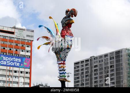 PE - RECIFE - 02/08/2024 - RECIFE, GALO da MADRUGADA - Vista della scultura di Galo da Madrugada sul ponte Duarte Coelho nell'area centrale di Recife (PE), questo giovedì (8). "Giant Rooster of Peace" è stato il concetto scelto per il tradizionale galleggiante gigante allestito durante il Carnevale. L'opera è stata prodotta dall'artista Leopoldo Nobrega e rende omaggio alle popolazioni indigene e agli anziani, oltre a elementi che evocano la lotta contro i pregiudizi, tra cui una cresta grigia, in bianco e argento. La scultura sarà alta 28 metri e peserà otto tonnellate. Foto: Marlon Costa/AGIF (foto di Marlo Foto Stock