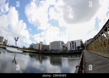 PE - RECIFE - 02/08/2024 - RECIFE, GALO da MADRUGADA - Vista della scultura di Galo da Madrugada sul ponte Duarte Coelho nell'area centrale di Recife (PE), questo giovedì (8). "Giant Rooster of Peace" è stato il concetto scelto per il tradizionale galleggiante gigante allestito durante il Carnevale. L'opera è stata prodotta dall'artista Leopoldo Nobrega e rende omaggio alle popolazioni indigene e agli anziani, oltre a elementi che evocano la lotta contro i pregiudizi, tra cui una cresta grigia, in bianco e argento. La scultura sarà alta 28 metri e peserà otto tonnellate. Foto: Marlon Costa/AGIF (foto di Marlo Foto Stock