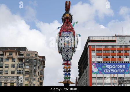 PE - RECIFE - 02/08/2024 - RECIFE, GALO da MADRUGADA - Vista della scultura di Galo da Madrugada sul ponte Duarte Coelho nell'area centrale di Recife (PE), questo giovedì (8). "Giant Rooster of Peace" è stato il concetto scelto per il tradizionale galleggiante gigante allestito durante il Carnevale. L'opera è stata prodotta dall'artista Leopoldo Nobrega e rende omaggio alle popolazioni indigene e agli anziani, oltre a elementi che evocano la lotta contro i pregiudizi, tra cui una cresta grigia, in bianco e argento. La scultura sarà alta 28 metri e peserà otto tonnellate. Foto: Marlon Costa/AGIF (foto di Marlo Foto Stock